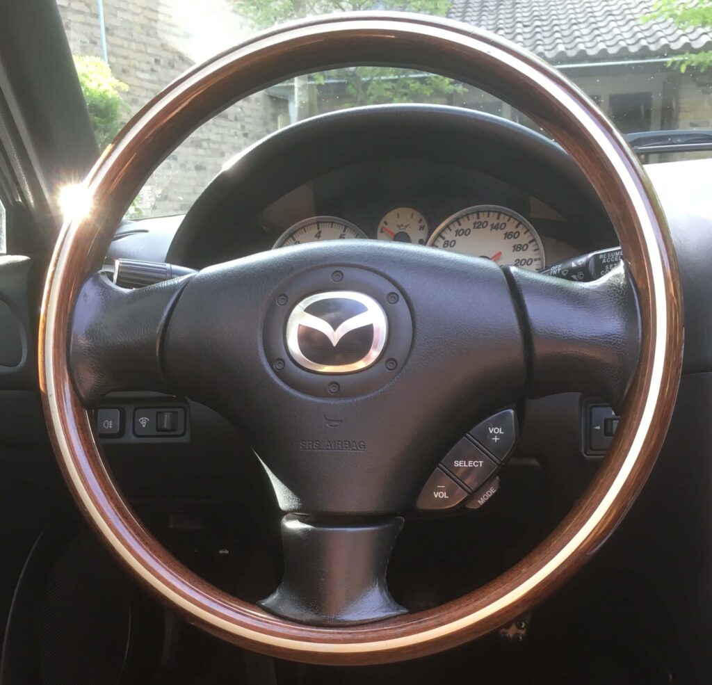 audio-knoppen aan het stuur van de MX-5 NBFL