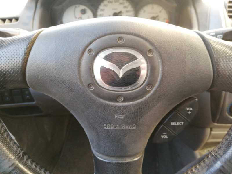 audio-knoppen aan het stuur van een Mazda 323 FS