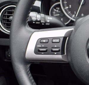 audio-knoppen aan het stuur van een MX-5 NC