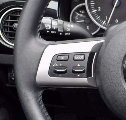 audio-knoppen aan het stuur van een MX-5 NC